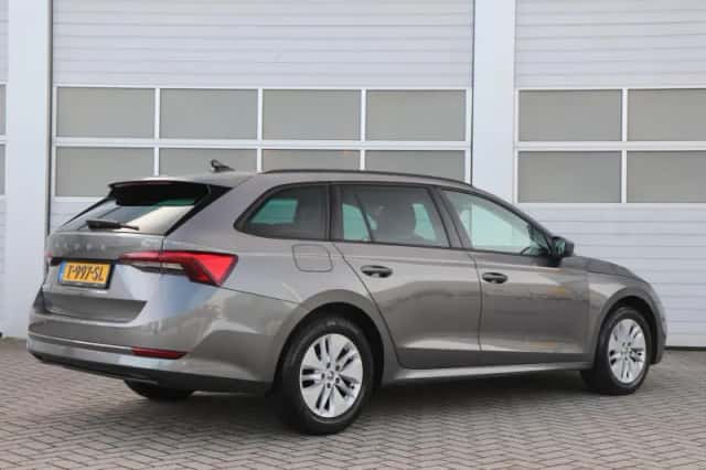 Škoda Octavia (2023) thumbnail 2