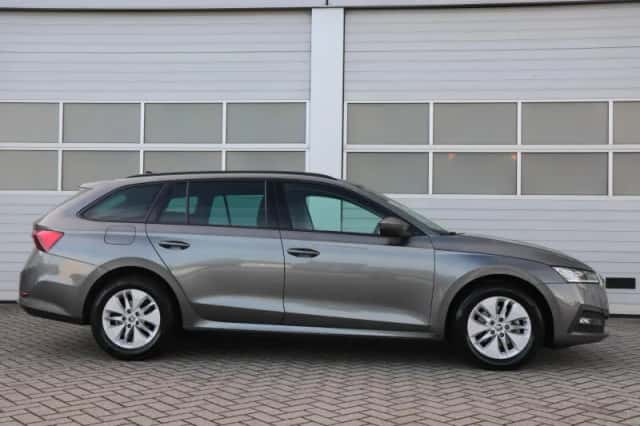 Škoda Octavia (2023) thumbnail 3