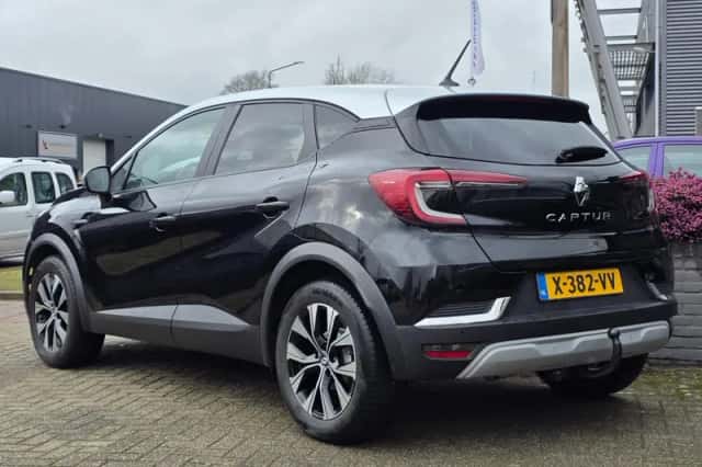 Renault Captur (2023) thumbnail 3