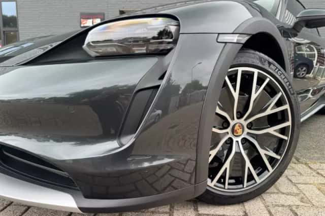 Porsche Taycan (2022) thumbnail 2