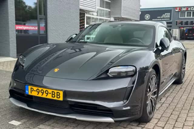 Porsche Taycan (2022) thumbnail 4