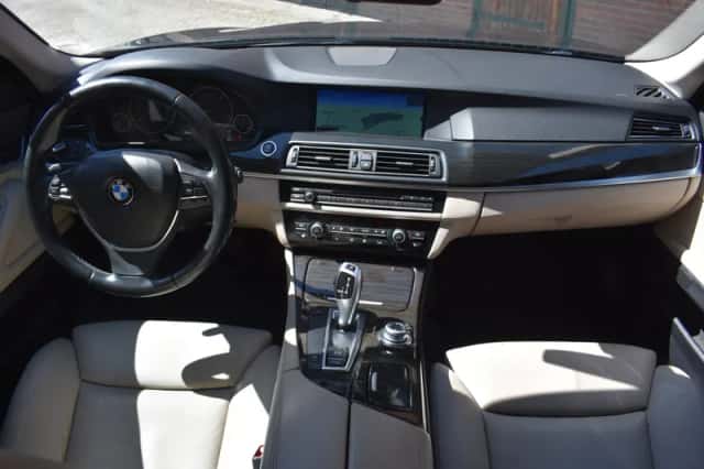 BMW 5-Serie (2010) thumbnail 2