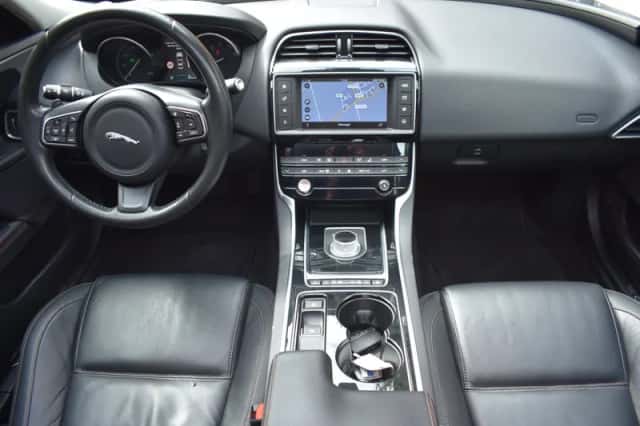 Jaguar XE (2016) thumbnail 2
