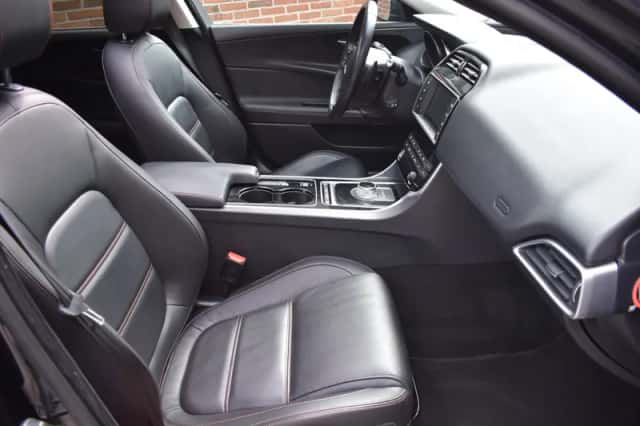 Jaguar XE (2016) thumbnail 4