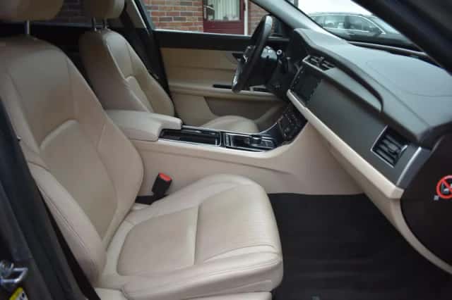 Jaguar XF (2019) thumbnail 4
