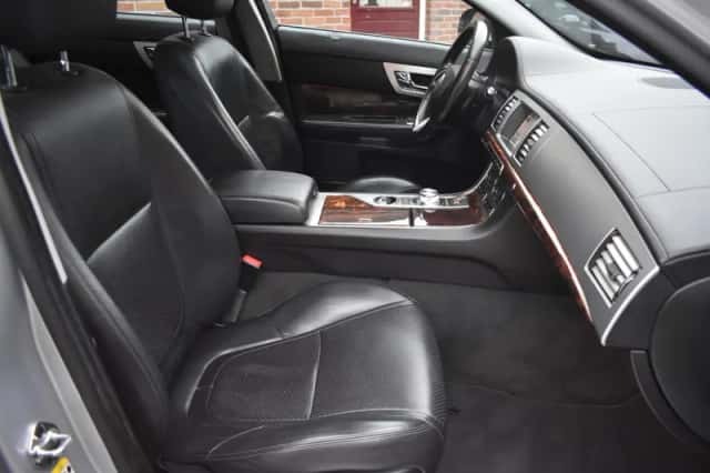 Jaguar XF (2011) thumbnail 4