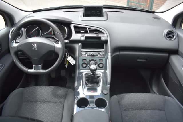 Peugeot 3008 (2016) thumbnail 2