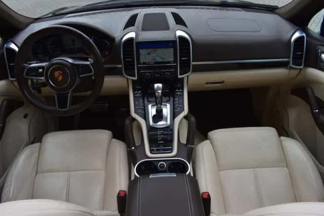 Porsche Cayenne (2015) thumbnail 2