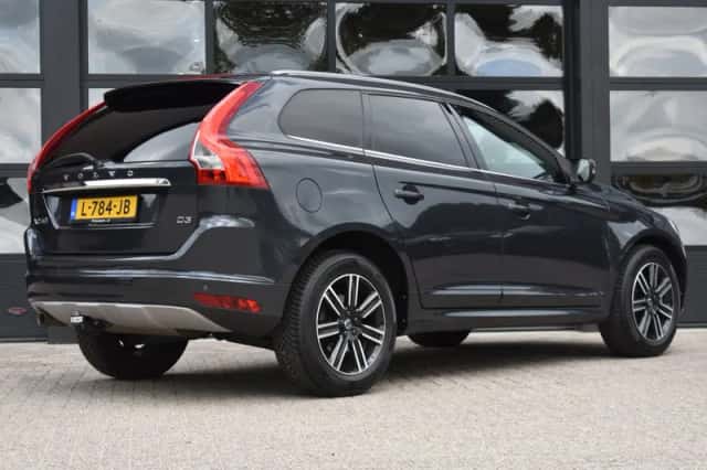 Volvo XC60 (2017) thumbnail 3