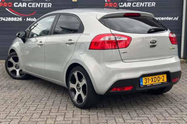 Kia Rio (2012) thumbnail 6