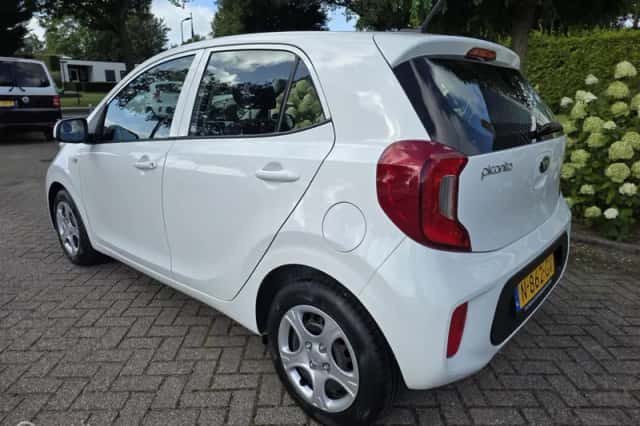 Kia Picanto (2021) thumbnail 3