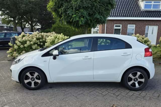 Kia Rio (2014) thumbnail 2