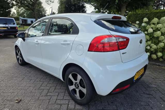 Kia Rio (2014) thumbnail 3