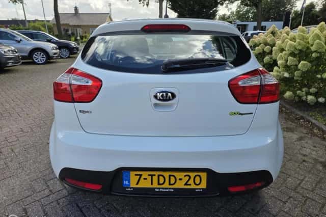 Kia Rio (2014) thumbnail 4