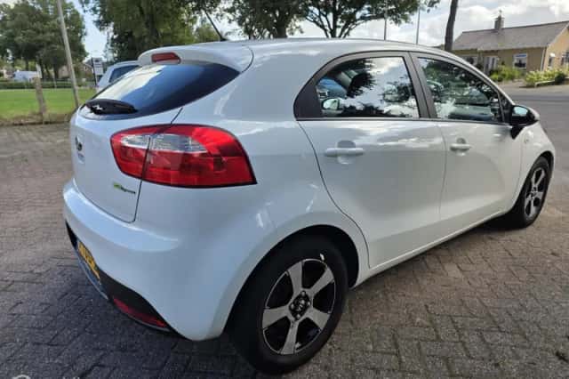 Kia Rio (2014) thumbnail 5