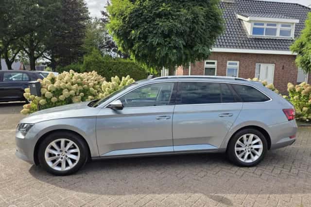 Škoda Superb (2018) thumbnail 3