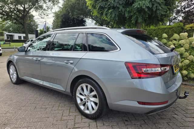 Škoda Superb (2018) thumbnail 4