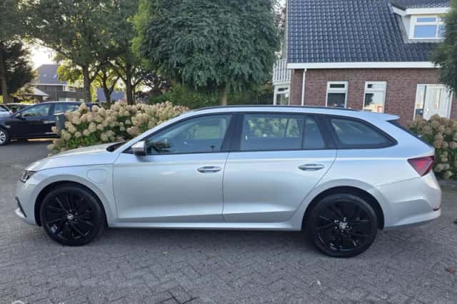 Škoda Octavia (2022) thumbnail 2