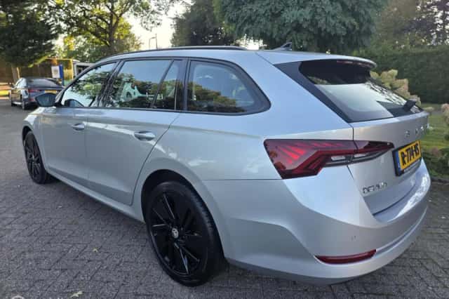 Škoda Octavia (2022) thumbnail 3