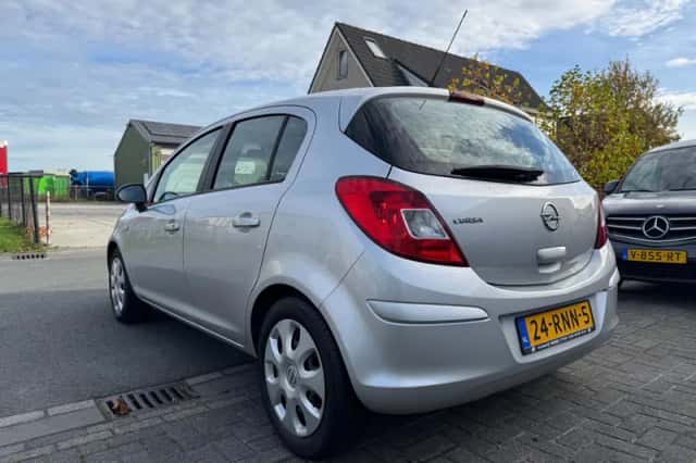 Opel Corsa (2011) thumbnail 4