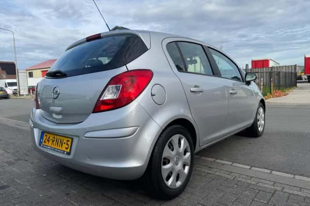 Opel Corsa (2011) thumbnail 6