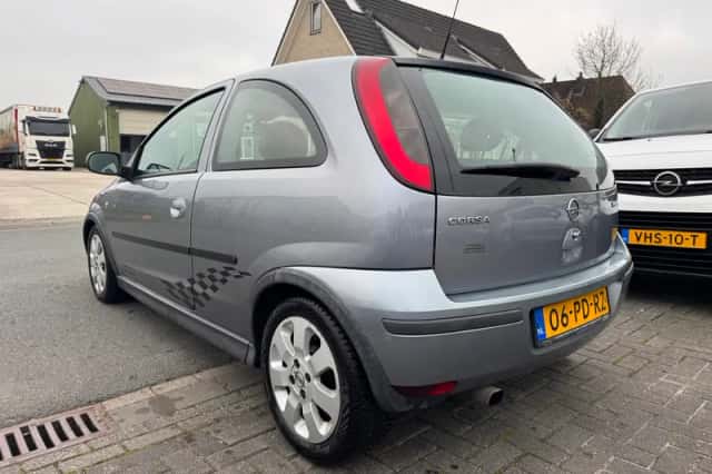 Opel Corsa (2004) thumbnail 4