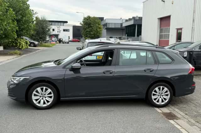 Volkswagen Golf (2022) thumbnail 4