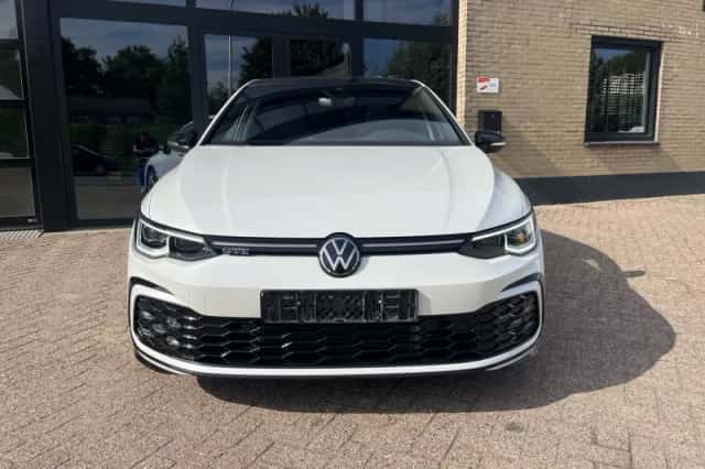 Volkswagen Golf (2023) thumbnail 2