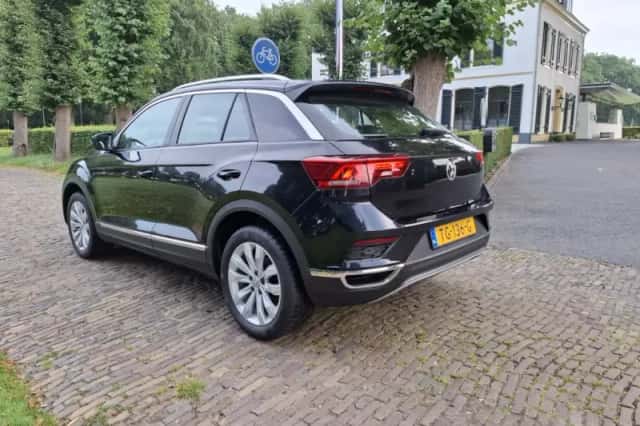 Volkswagen T-Roc (2018) thumbnail 3