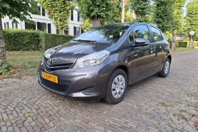 Toyota Yaris (2015) thumbnail 1