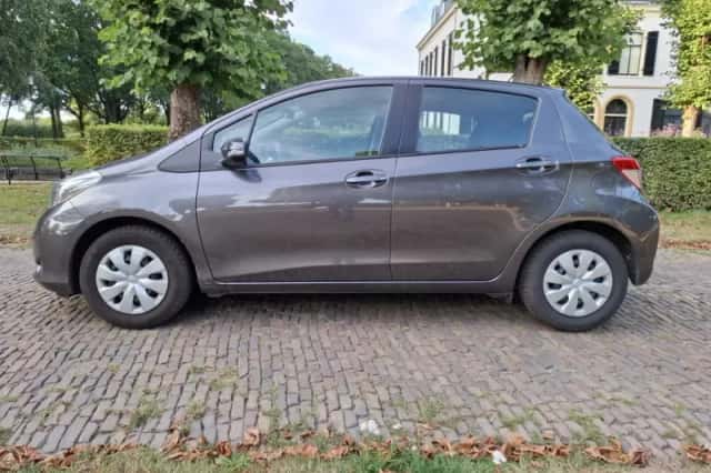 Toyota Yaris (2015) thumbnail 2
