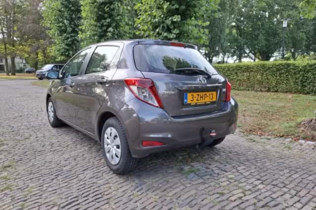 Toyota Yaris (2015) thumbnail 3