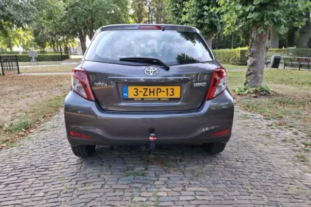 Toyota Yaris (2015) thumbnail 4