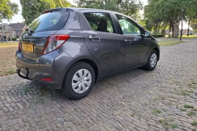 Toyota Yaris (2015) thumbnail 6
