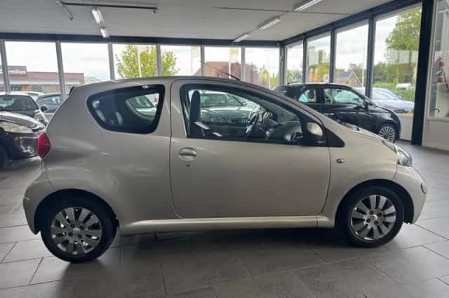 Toyota Aygo (2008) thumbnail 4