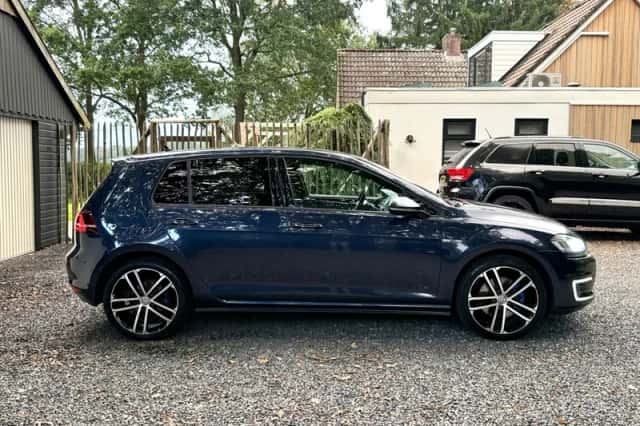 Volkswagen Golf (2015) thumbnail 5