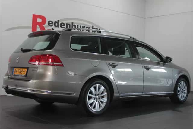 Volkswagen Passat (2012) thumbnail 2