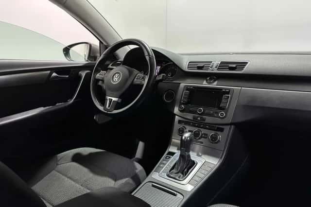 Volkswagen Passat (2012) thumbnail 3