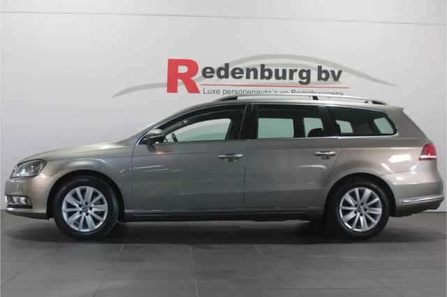 Volkswagen Passat (2012) thumbnail 4