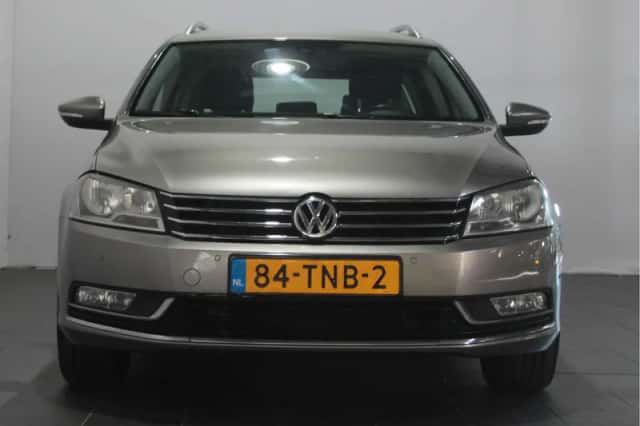 Volkswagen Passat (2012) thumbnail 5