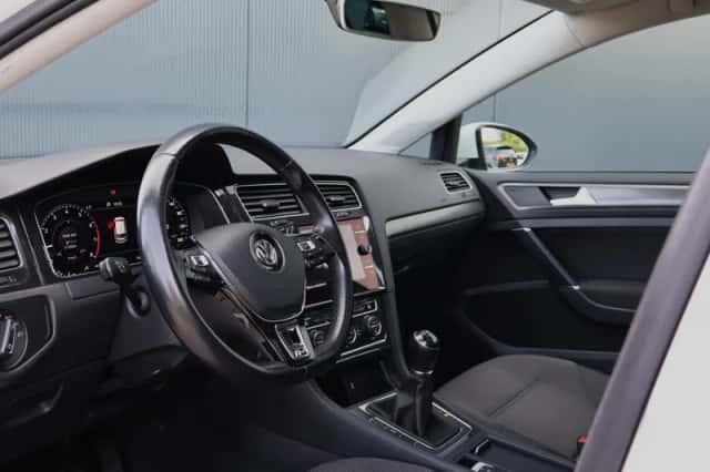 Volkswagen Golf (2018) thumbnail 3
