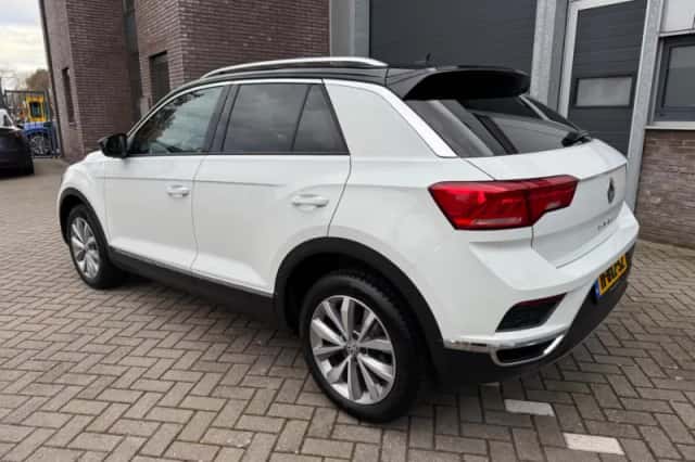 Volkswagen T-Roc (2019) thumbnail 2