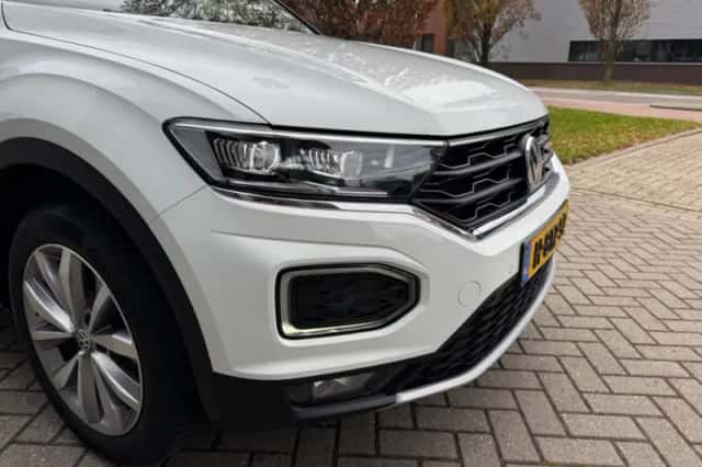 Volkswagen T-Roc (2019) thumbnail 3