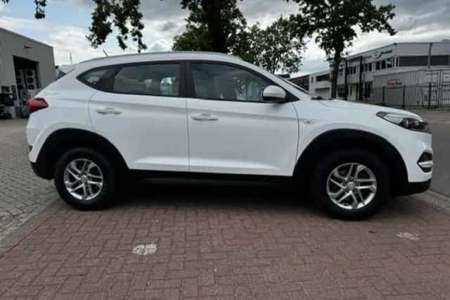 Hyundai Tucson (2016) thumbnail 4
