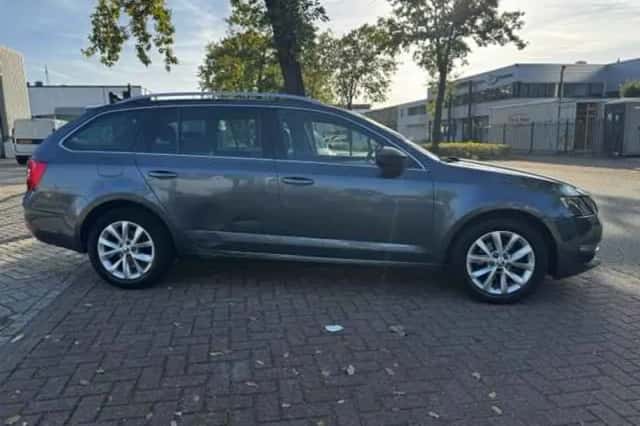 Škoda Octavia (2018) thumbnail 4
