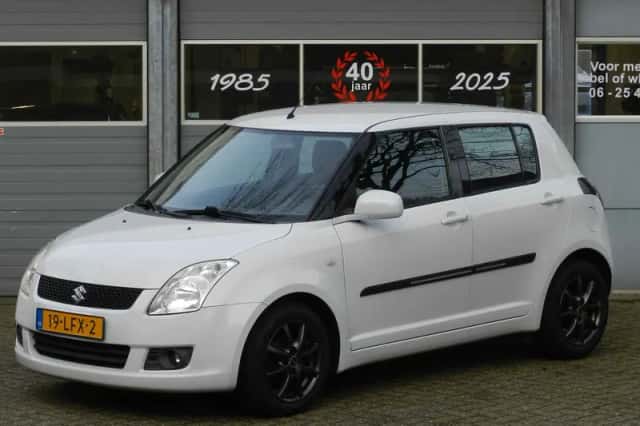 Suzuki Swift (2010) thumbnail 2