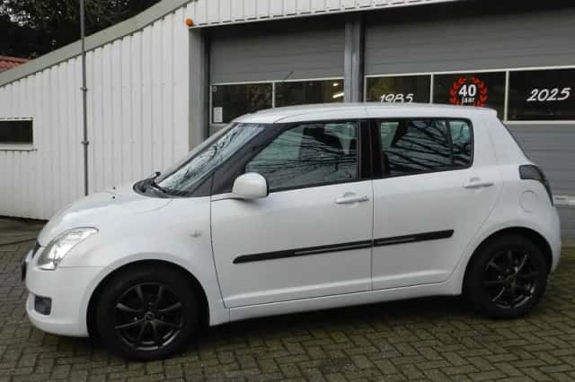 Suzuki Swift (2010) thumbnail 3