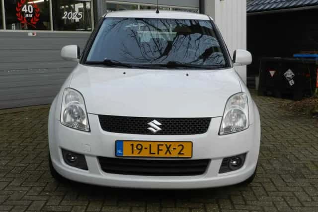 Suzuki Swift (2010) thumbnail 4
