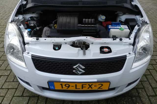 Suzuki Swift (2010) thumbnail 5