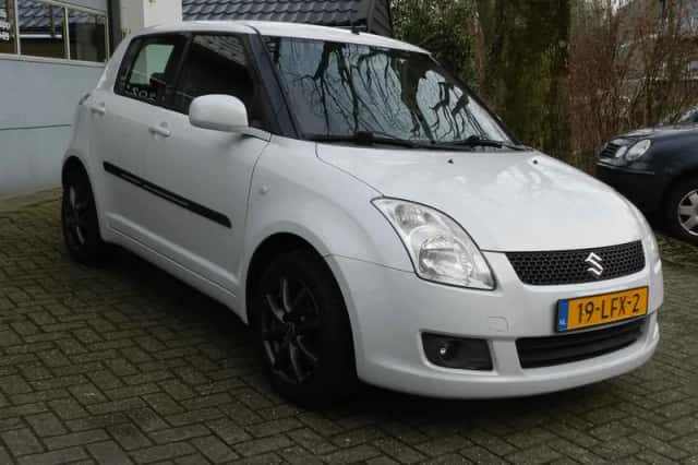 Suzuki Swift (2010) thumbnail 6